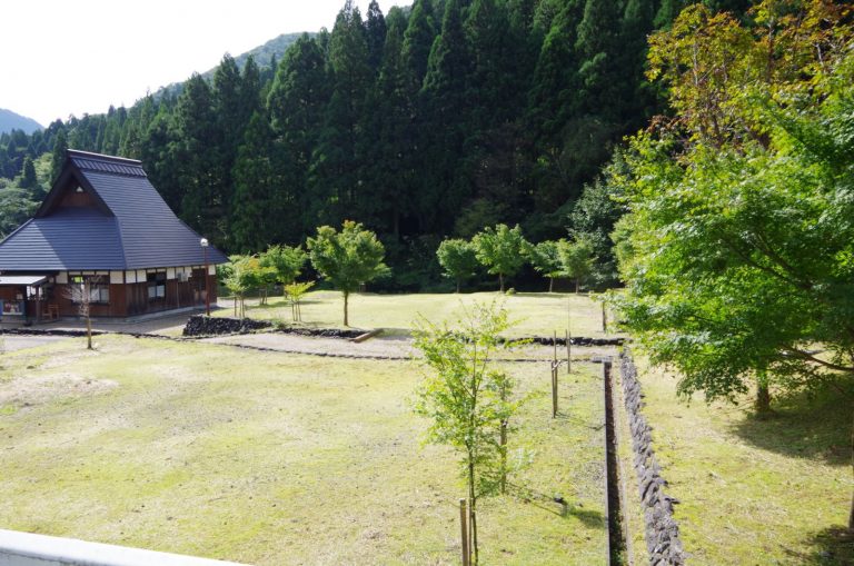 広々とした芝生サイトと管理棟