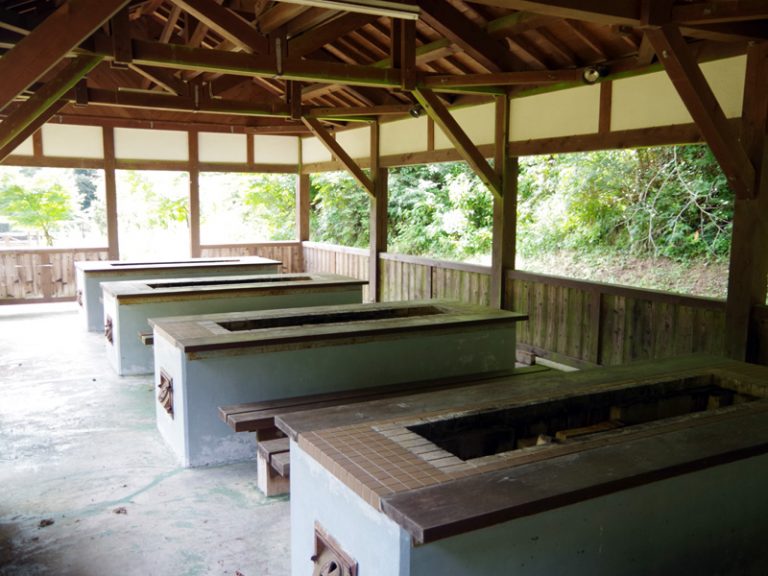 川辺に隣接した屋根付きBBQ棟