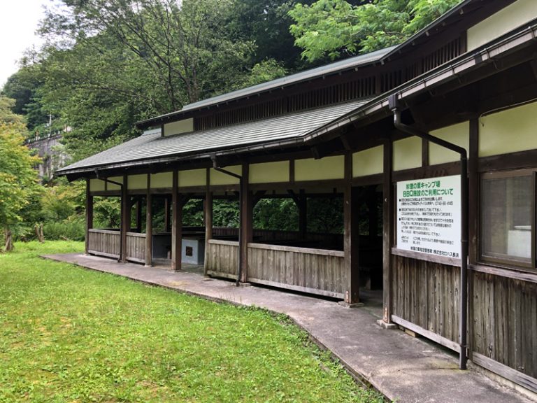 緑に囲まれたBBQ棟の外観