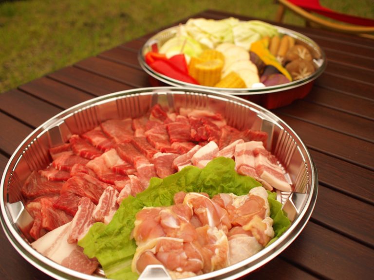 新鮮な肉と野菜が並ぶBBQ食材